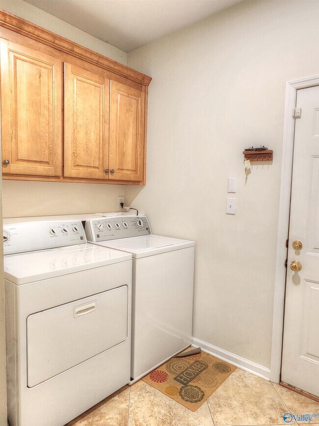 Building Photo - 93 Fernbrook Ct