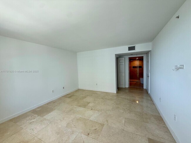 Building Photo - 1155 Brickell Bay Dr