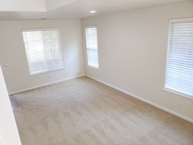 Building Photo - WillowGlen: Beautiful 3 Bedroom 3 Bathroom...