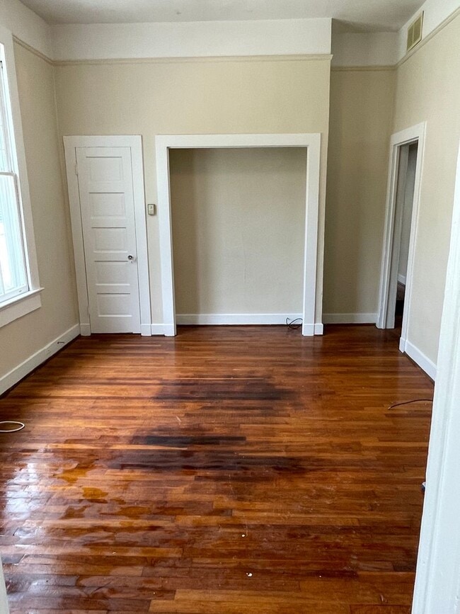 Building Photo - 2BD/1BA with natural light, hardwood floor...