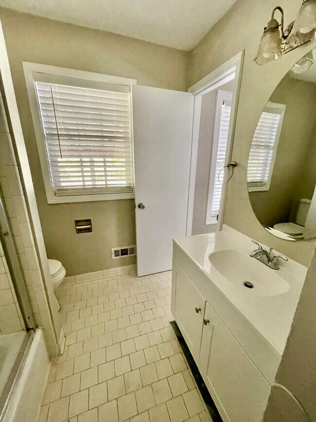 Building Photo - Welcome to view, a charming 4-bedroom, 2-bathroom home located in the heart of Charlotte, NC.