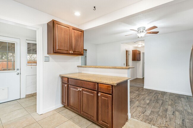Building Photo - Large Yard! Must see 3bed 2bath Fontana home!!