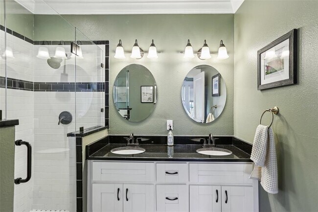 Building Photo - 712 E Caracas St