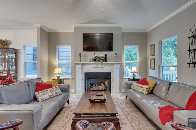 Building Photo - 624 W 7th Ave