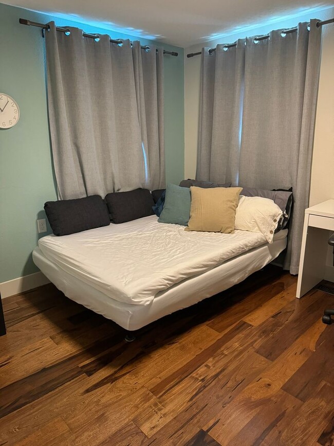 Building Photo - The Urban Sanctuary an adorable SHORT OR L...