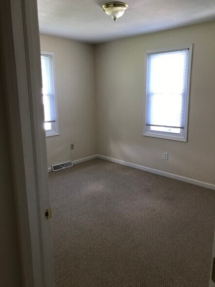 Rear Bed - 912 Dawson Ave
