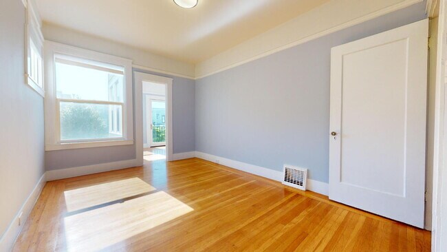 Building Photo - SPACIOUS  2BR + 1 BA WITH BONUS SUNROOM AND IN- UNIT LAUNDRY IN THE RICHMOND.