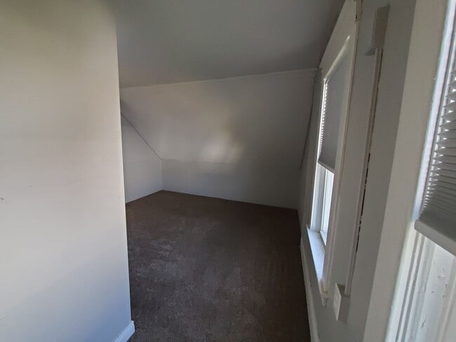 Building Photo - 2 Bedroom, 1 Full Bath, 2 Story home in th...