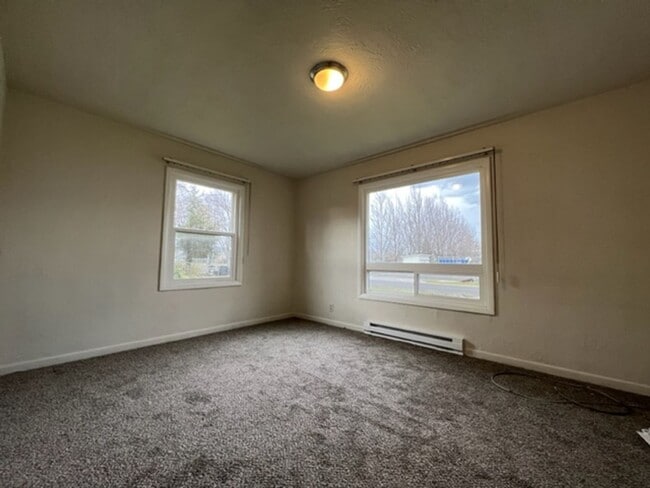 Building Photo - Charming three bedroom/one bath Medford Home | Available Now!