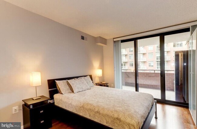 Building Photo - 1001 N Randolph St