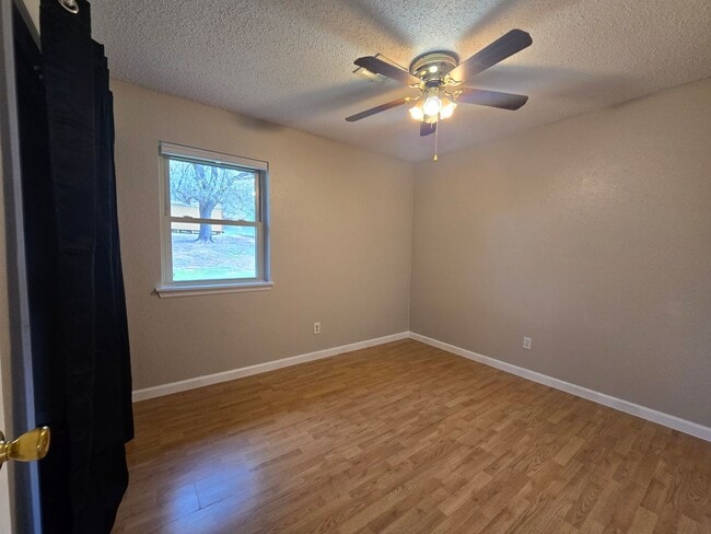 Building Photo - 3 Bed 1.5 Bath in Shawnee!