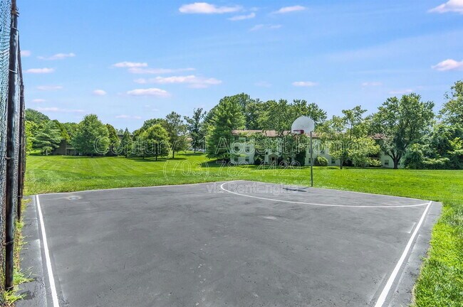 Building Photo - 5805 Royal Ridge Dr