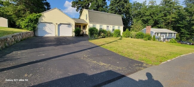 Building Photo - Single-Family Home in South Nashua