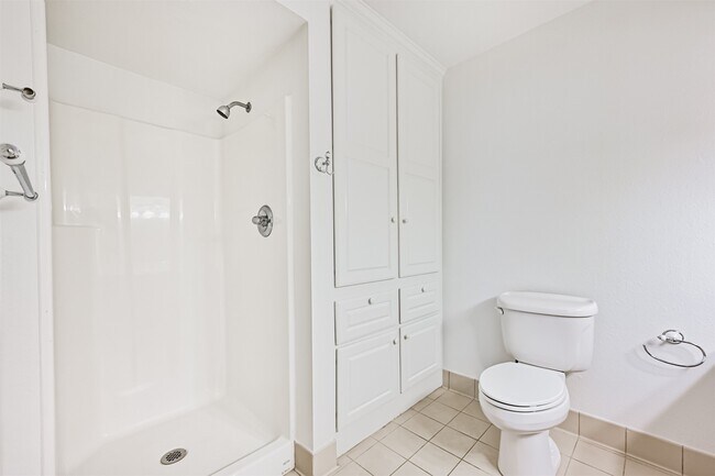 Building Photo - 2920 Heron Dr