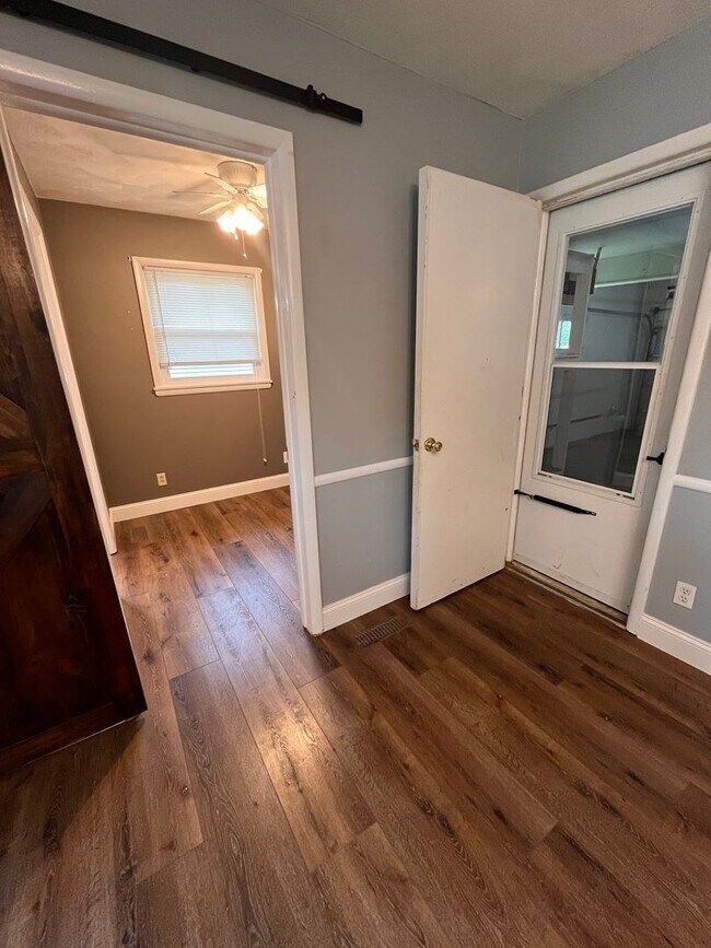 Building Photo - Upgraded 3 bed 2 bath large backyard