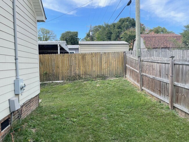 Building Photo - Nice Home located in Rosewood area and clo...