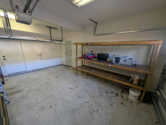 Building Photo - 717 Windsor Dr SE