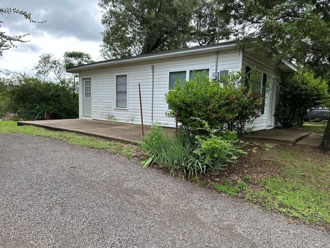 Building Photo - Welcome to this charming 2-bedroom, 1-bath...