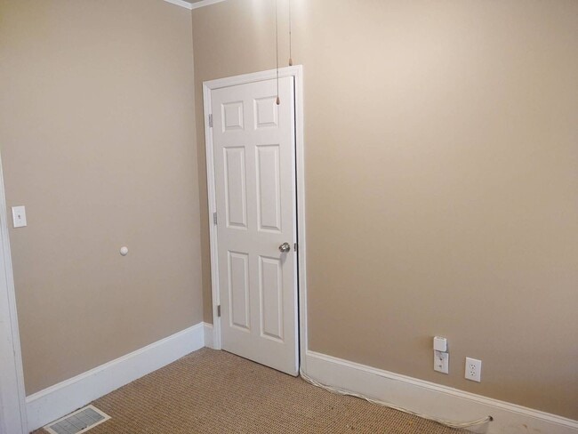 Building Photo - 4 bedroom 2 bathroom pet friendly house!