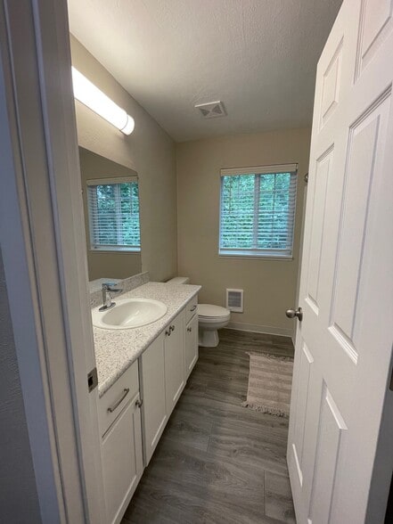 #55 Bathroom - Oak Tree Apartments