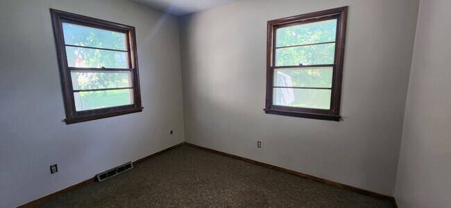 Building Photo - 2 Bedroom with bonus rec space in basement!