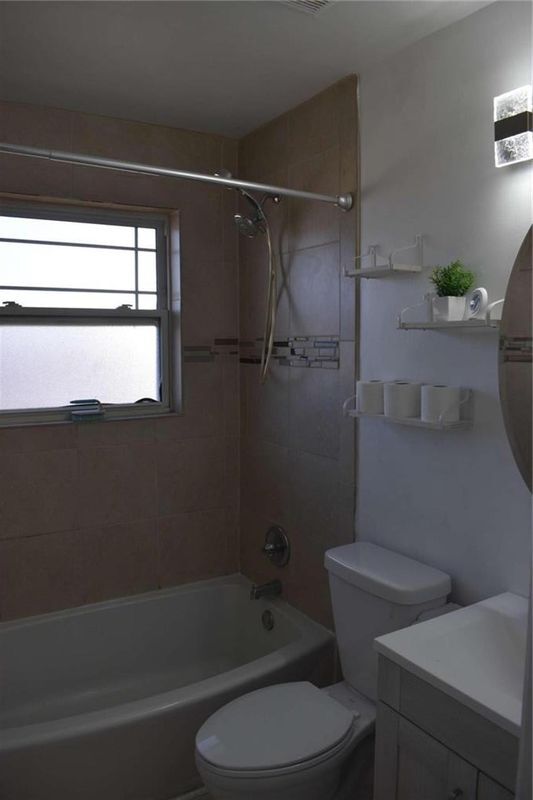 Building Photo - 24 Daniel St SE