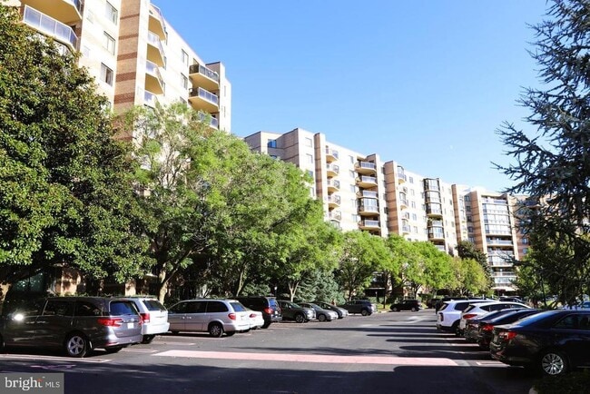 Building Photo - 8350 Greensboro Dr