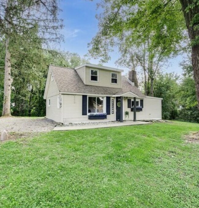 Building Photo - 263 S Quaker Ln