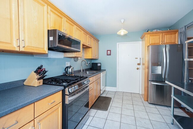 Building Photo - 1064 Beacon St