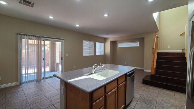 Building Photo - 3 Bedroom home located near Mountains Edge.