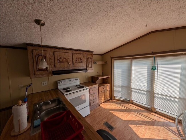 Building Photo - 5 Willow Tree Ln