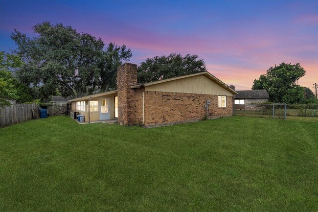 Building Photo - 18330 Navajo Trail Dr