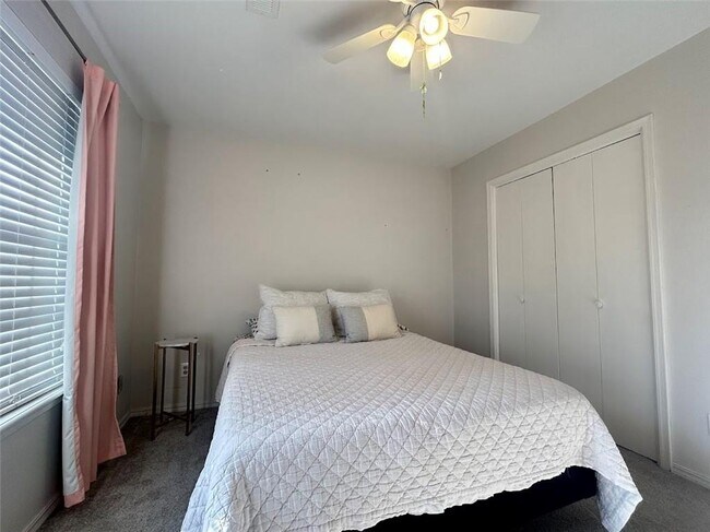 Building Photo - 1381 E Amber Dr