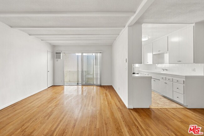 Building Photo - 923 N San Vicente Blvd