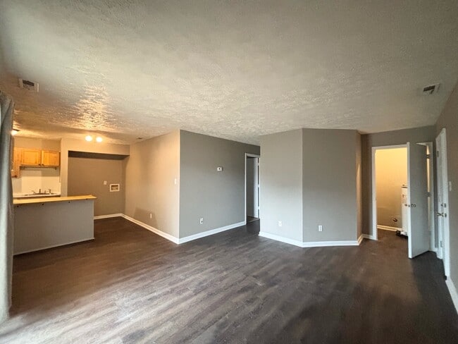 Building Photo - 1128 Southwood Dr