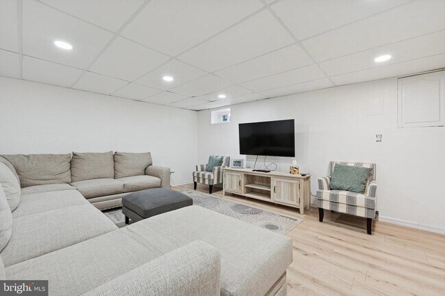 Building Photo - 422 Wendover Dr