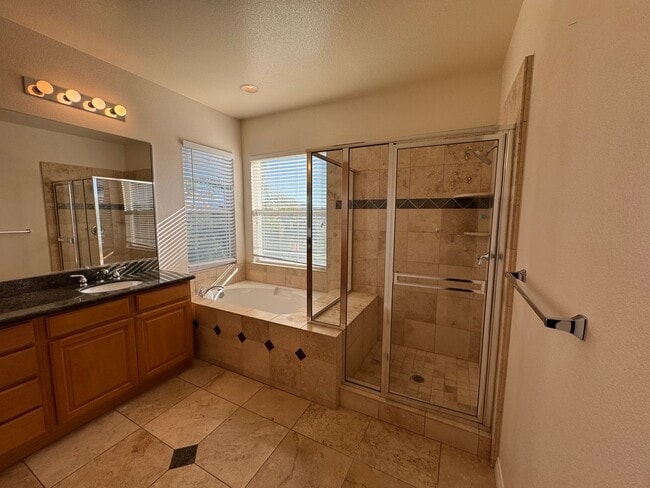 Building Photo - 5 Bedroom Luxury home