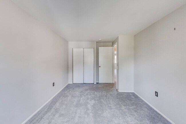 Building Photo - 3 bed + 2 Full + 2 half Bath - End Unit TH