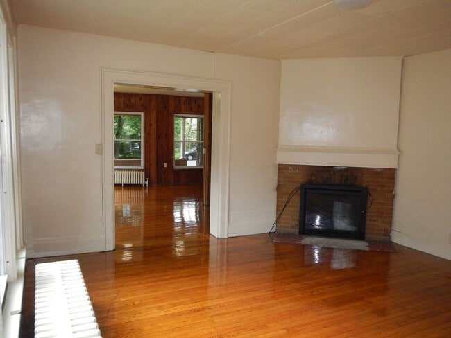 Building Photo - AVAILABLE 6/1/26 - Large House Available O...