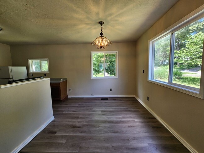 Building Photo - 2 Bed and 2 Bath Home