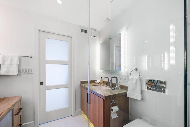 Building Photo - 545 S Fort Lauderdale Beach Blvd