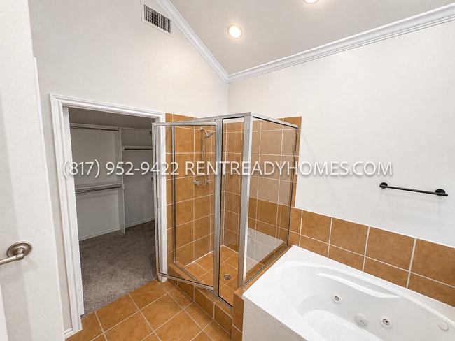 Building Photo - 4901 Lakeside Dr