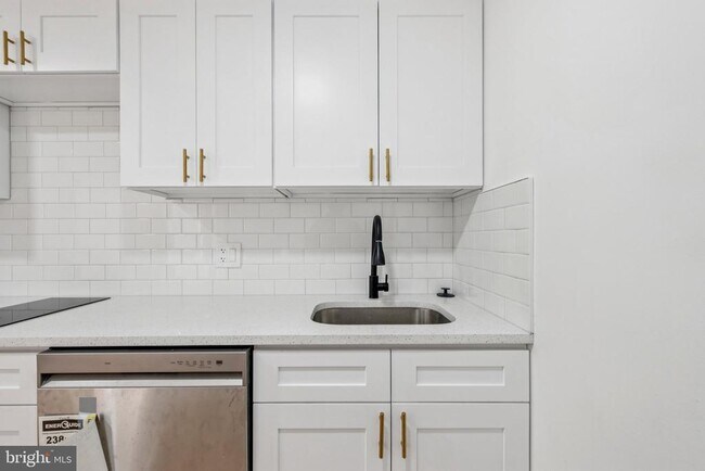 Building Photo - 1223 Spruce St