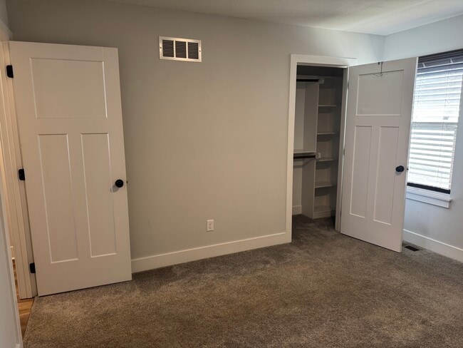 Building Photo - Oak Grove