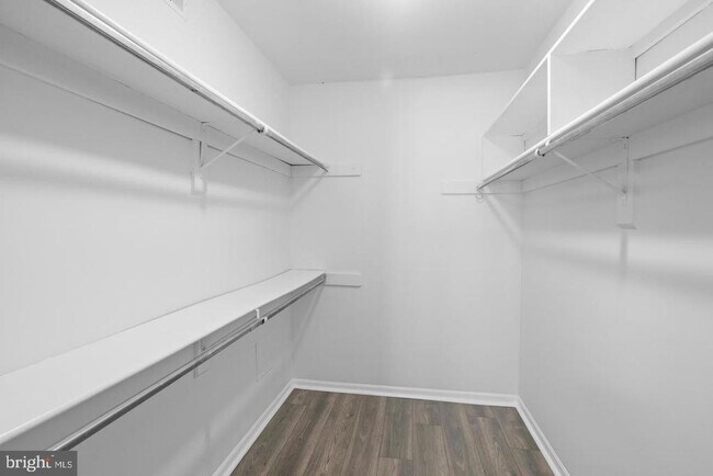 Building Photo - 9728 Kingsbridge Dr