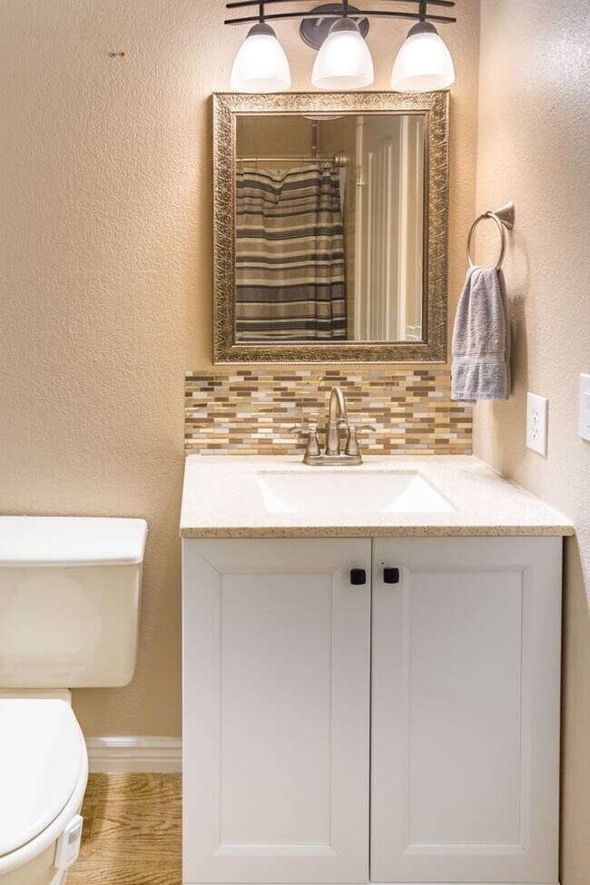 Building Photo - Updated Boise Ave. Townhome in great location!