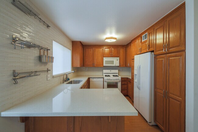 Building Photo - Beautiful Tri-Level 2BD + BONUS ROOM 3BA Townhome in Ranch Los Charcos!