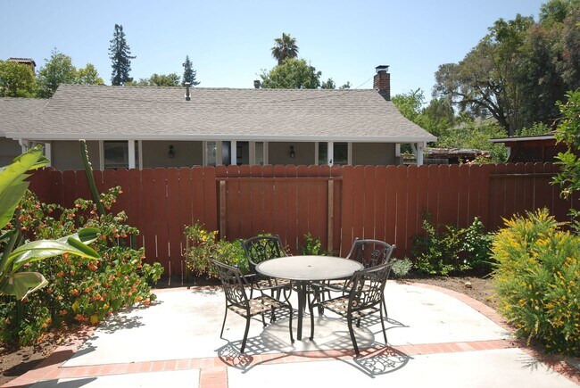 Building Photo - 94-98 Amherst Av.