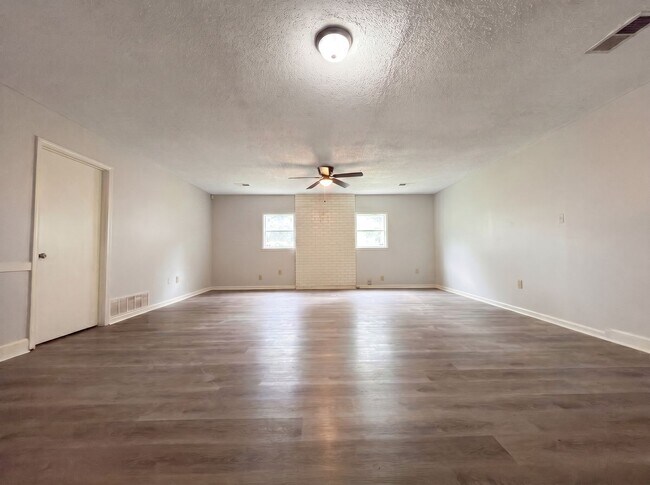Building Photo - 854 Carrolton Rd