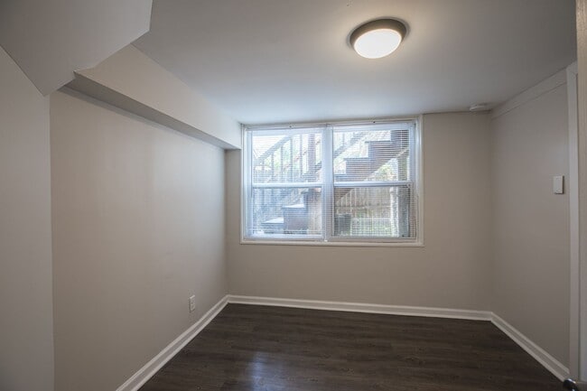 Building Photo - Spacious 3 Bedroom, 2 Bathroom Lower Level...